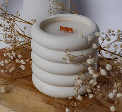 Minimalistische kaars in ringvormige pot