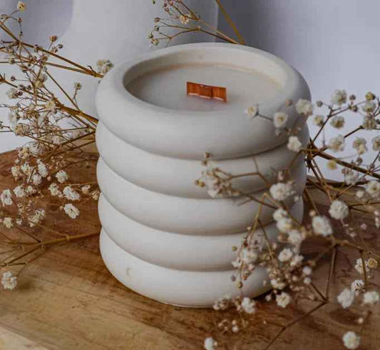 Minimalistische kaars in ringvormige pot