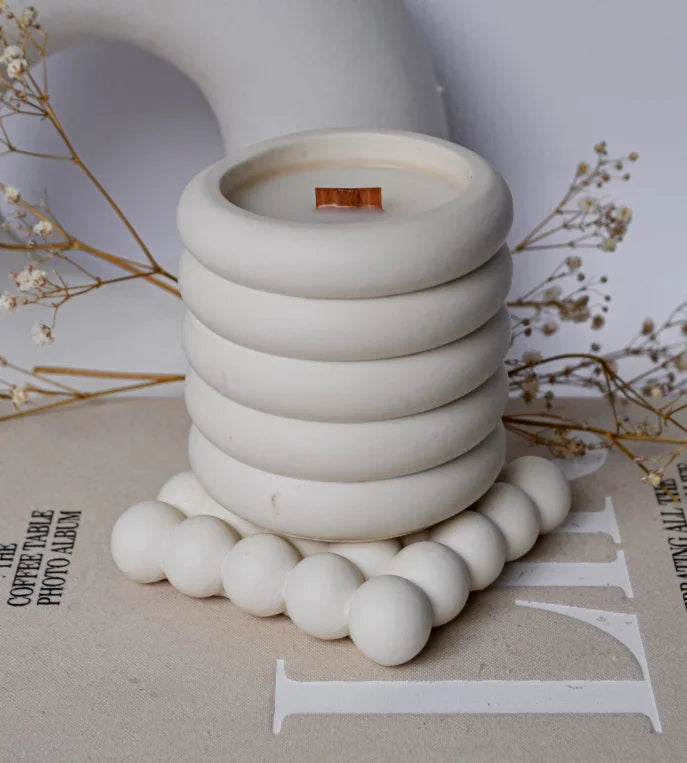 Minimalistische kaars in ringvormige pot