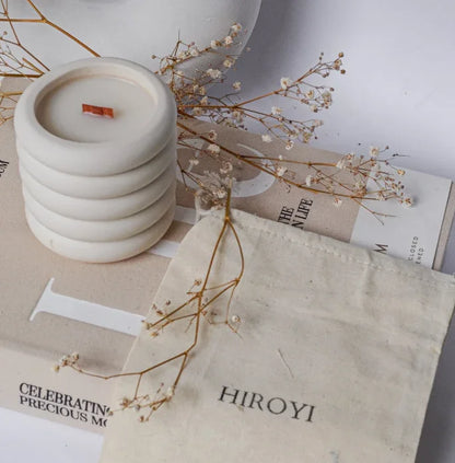 Minimalistische kaars in ringvormige pot